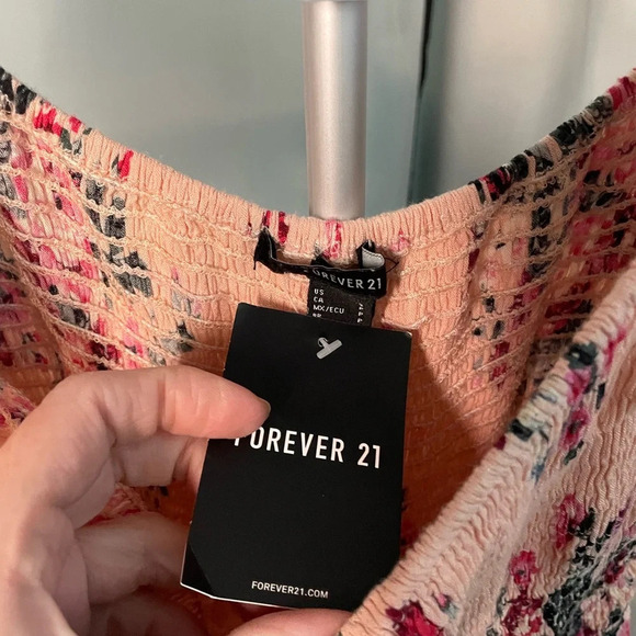 Forever 21 pink floral‎ romper/jump suit size small - Picture 3 of 7